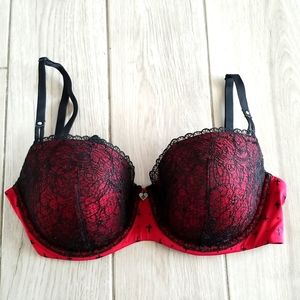 Lace bra with cross pattern